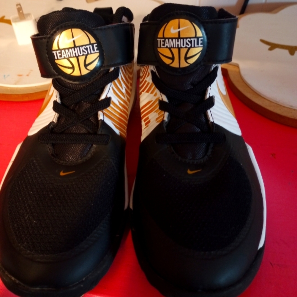 Basketball shoes